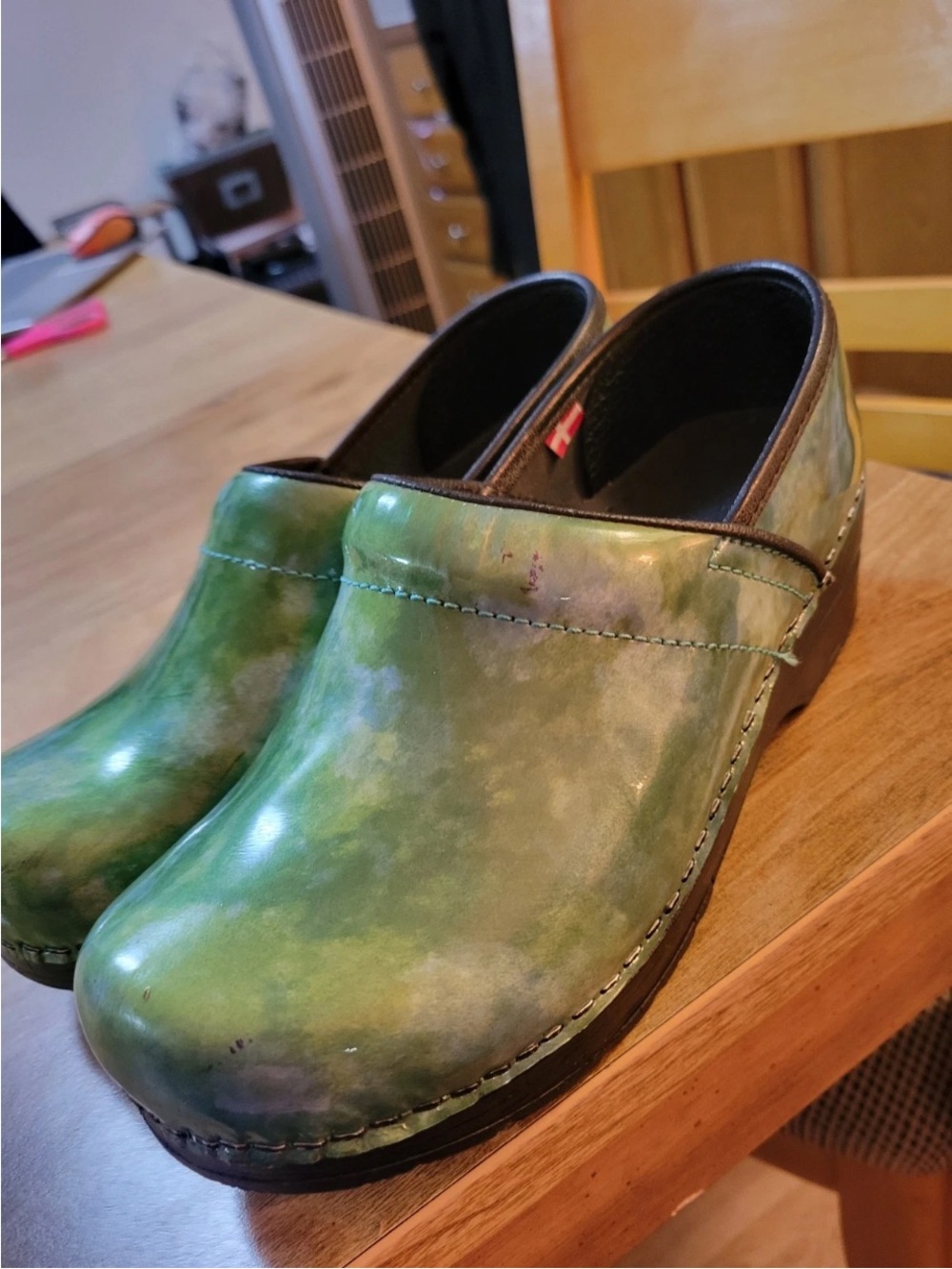 Great fall color!  Green Leather Women's Clogs 6 Rare